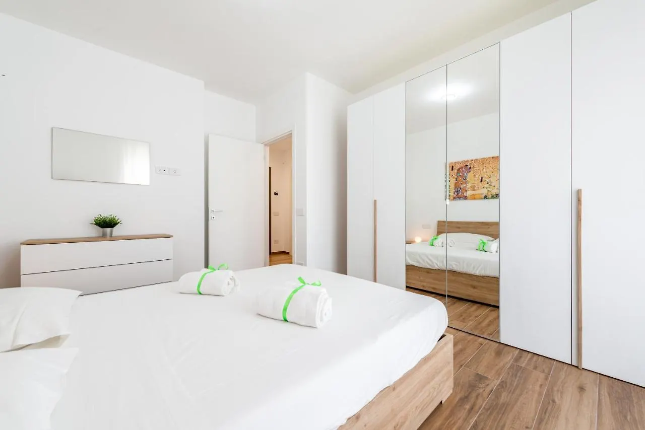 Central Station Apt With Parking Bari
